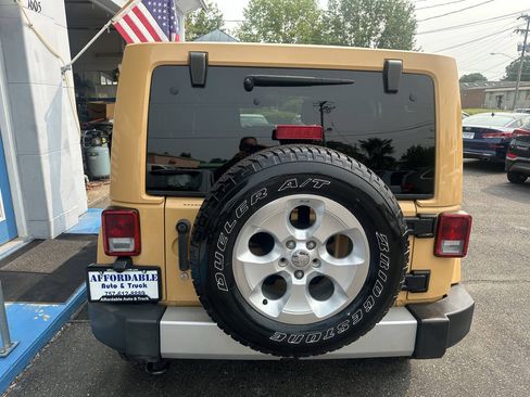 Used 2013 Jeep Wrangler Unlimited Sahara w/ Dual Top Group AWD/4WD image 10