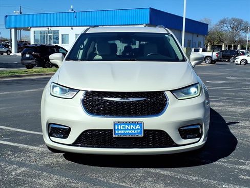 Used 2021 Chrysler Pacifica Touring-L image 2