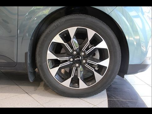 Used 2022 Kia Carnival EX FWD image 10