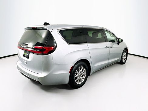 Used 2024 Chrysler Pacifica Touring-L image 9