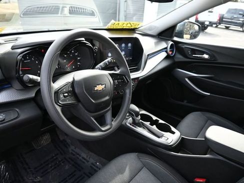 Used 2025 Chevrolet Trax LS w/ LS Convenience Package image 19