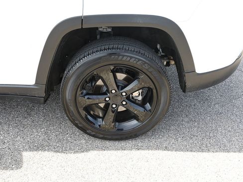 Used 2023 Jeep Grand Cherokee Altitude AWD/4WD image 4