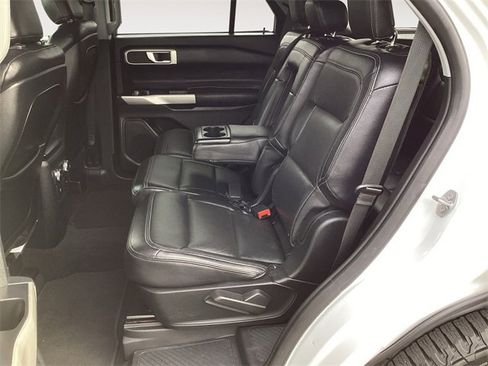 Used 2020 Ford Explorer XLT image 13