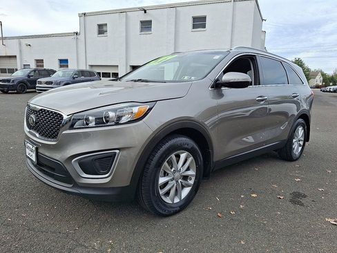 Used 2017 Kia Sorento LX image 3