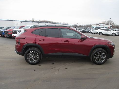 Used 2025 Chevrolet Trax LT image 4