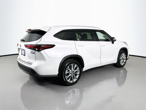 Used 2024 Toyota Highlander Limited AWD/4WD image 7