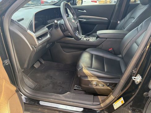 Used 2025 Cadillac XT4 Premium Luxury image 4