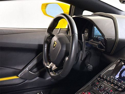 Used 2018 Lamborghini Aventador S image 28