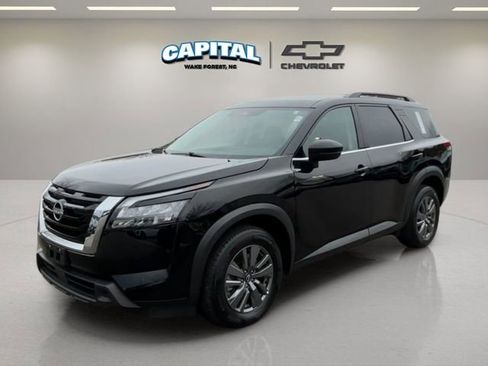 Used 2024 Nissan Pathfinder SV image 1