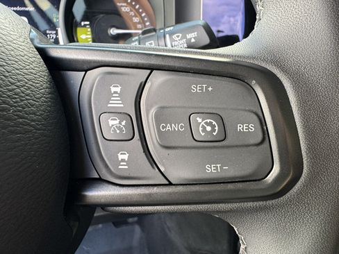 Used 2025 Jeep Wrangler Willys AWD/4WD image 31