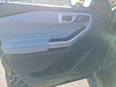 Used 2022 Ford Explorer XLT w/ Equipment Group 202A image 9