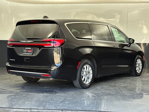 Used 2023 Chrysler Pacifica Touring-L image 3