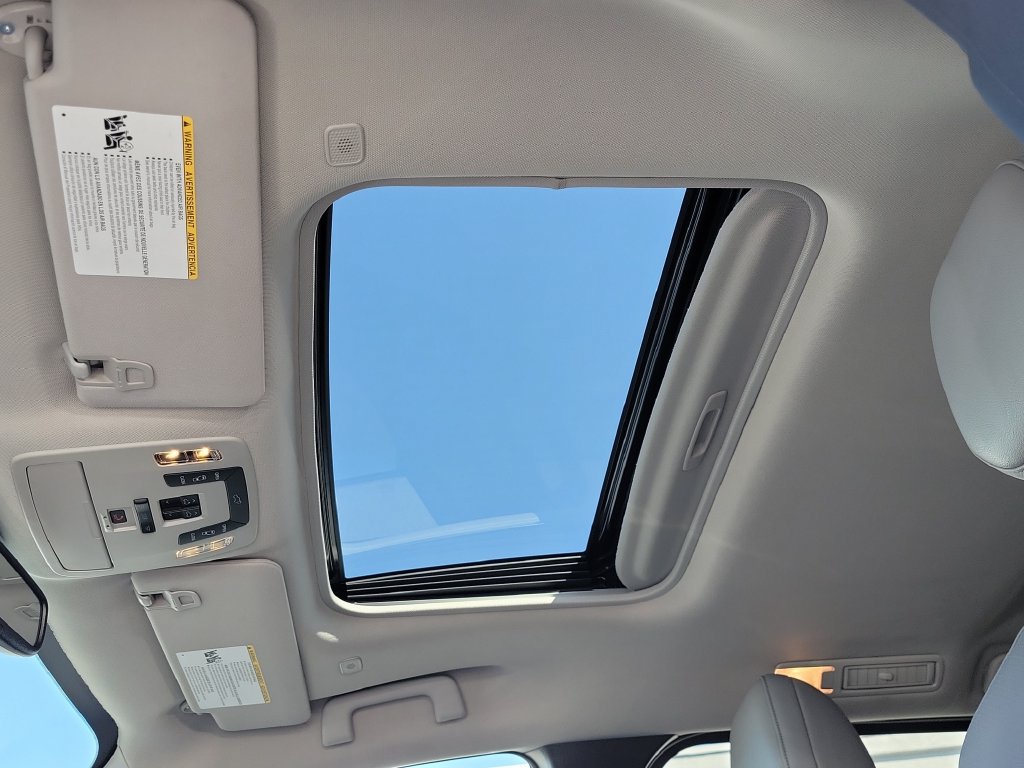 Used 2026 Toyota Sienna XLE FWD image 5