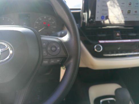 Used 2025 Toyota Corolla LE image 21