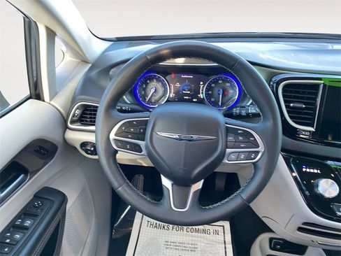 Used 2024 Chrysler Pacifica Touring-L image 12