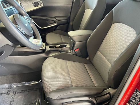 Used 2025 Kia Soul LX w/ LX Technology Package image 24
