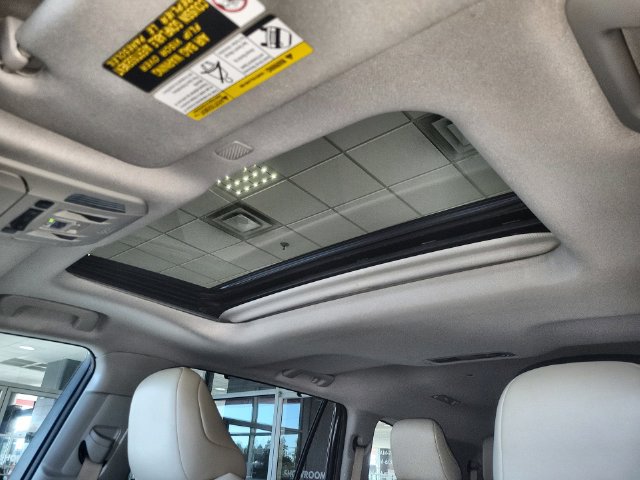 Used 2021 Toyota Highlander XLE AWD/4WD image 22