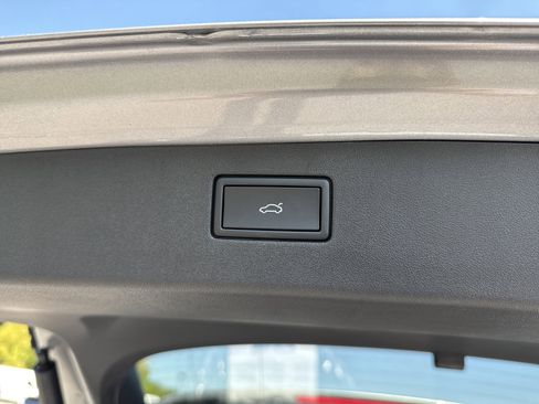 New 2025 Volkswagen Tiguan SE image 26