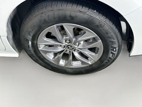 Used 2023 Toyota Sienna XLE FWD image 11