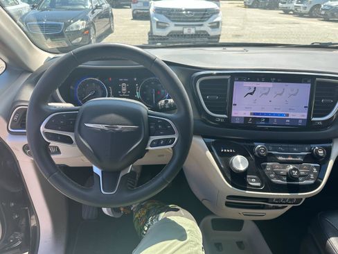 Used 2022 Chrysler Pacifica Touring-L image 12
