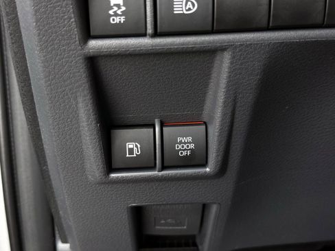 Used 2023 Toyota Sienna XLE image 31