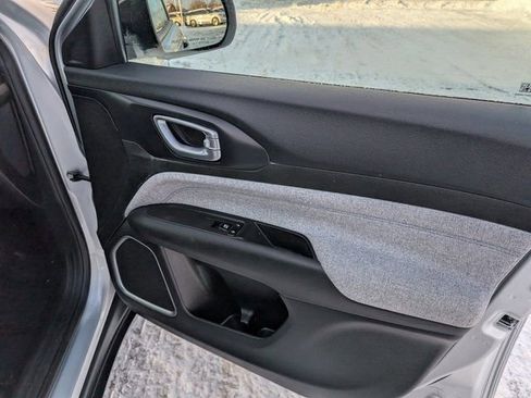 Used 2024 Jeep Compass Latitude image 5