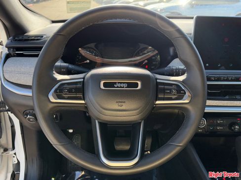 Used 2024 Jeep Compass Latitude image 17