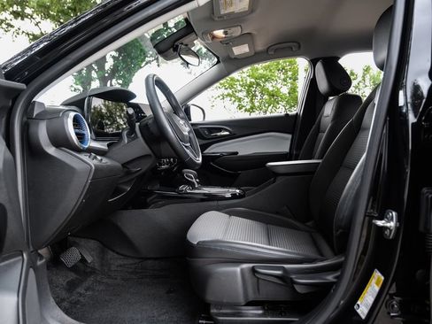 Used 2024 Chevrolet Trax LT w/ Driver Confidence Package FWD image 43