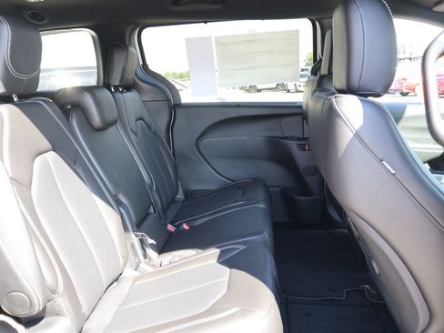 New 2027 Chrysler Pacifica Select FWD image 10