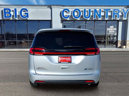 Used 2023 Chrysler Pacifica Touring-L w/ S Appearance Package image 4