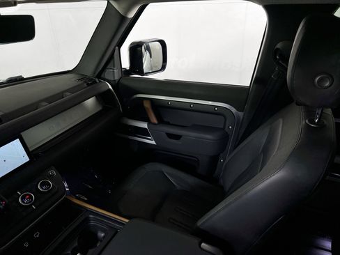Used 2020 Land Rover Defender 110 SE image 24