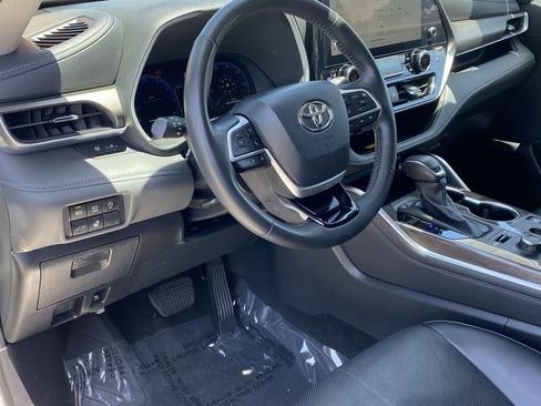 Certified 2024 Toyota Highlander Limited AWD/4WD image 22
