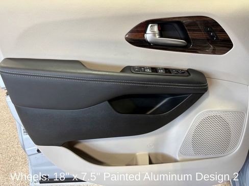 Used 2024 Chrysler Pacifica Limited FWD image 16