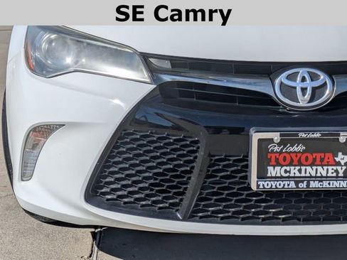 Used 2017 Toyota Camry SE image 3