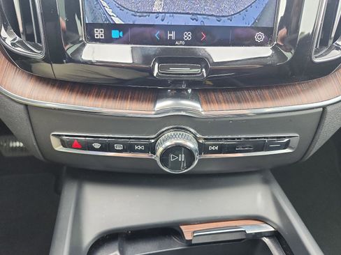 Used 2023 Volvo XC60 B5 Plus image 18