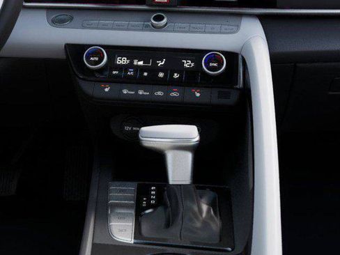 Used 2025 Hyundai Elantra Limited FWD image 16