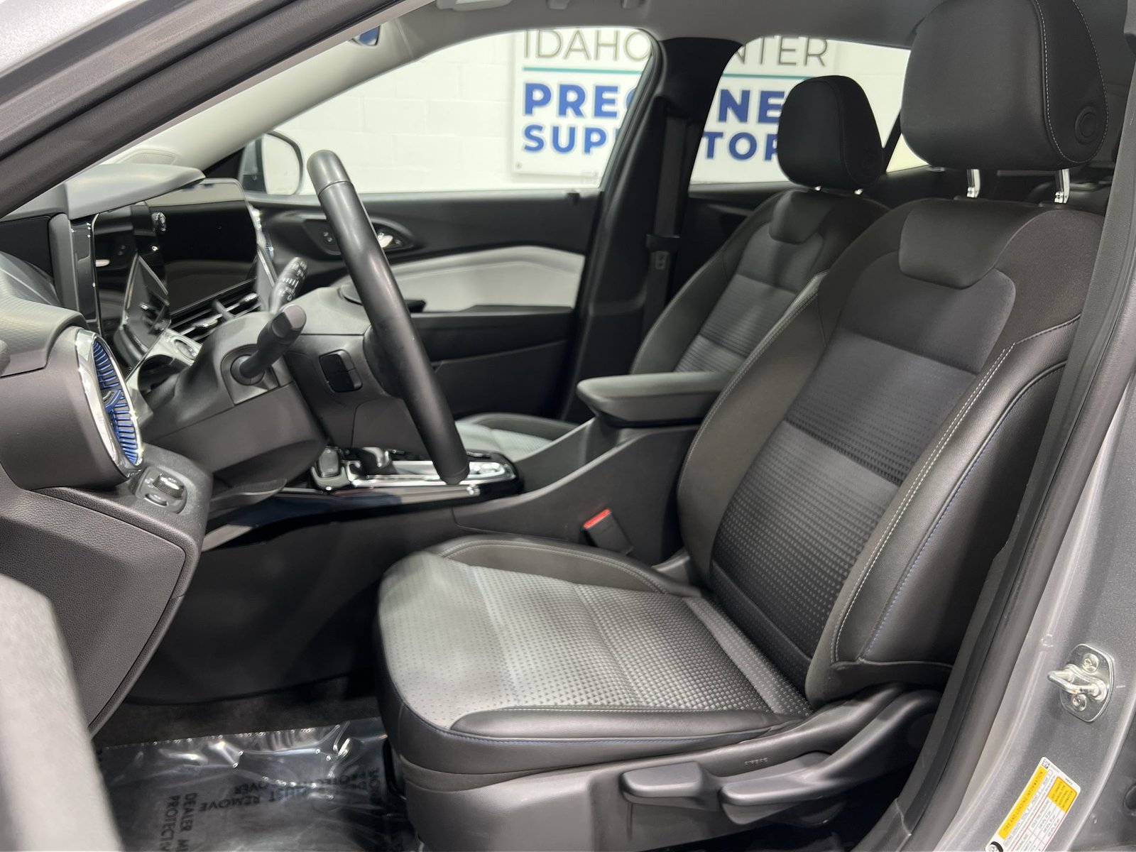 Used 2025 Chevrolet Trax LT w/ LT Convenience Package FWD image 11