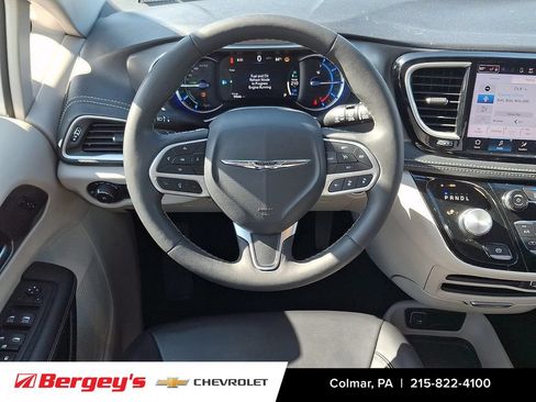 Used 2023 Chrysler Pacifica Touring-L FWD image 13