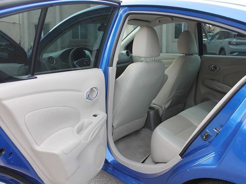 Used 2015 Nissan Versa SV FWD image 21