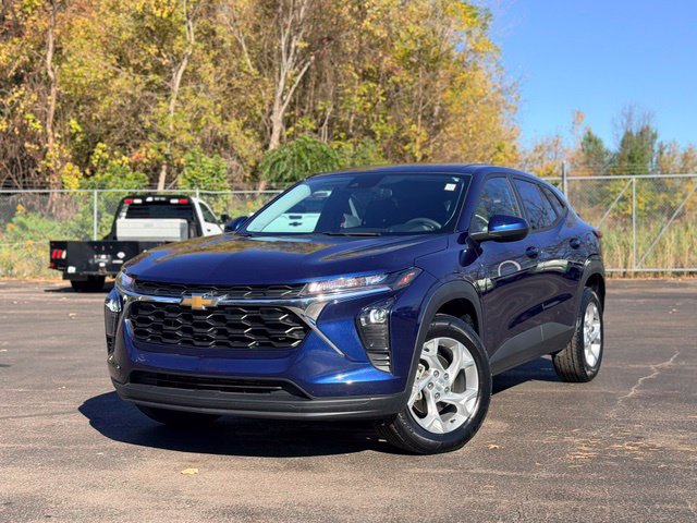 Used 2024 Chevrolet Trax LS w/ LS Convenience Package FWD image 2