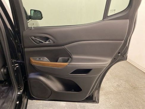 Used 2023 GMC Acadia SLE w/ Driver Convenience Package image 28