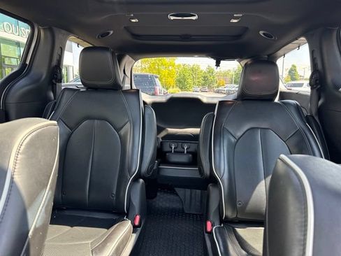 Used 2021 Chrysler Pacifica Limited w/ Uconnect Theater Family Group FWD image 10