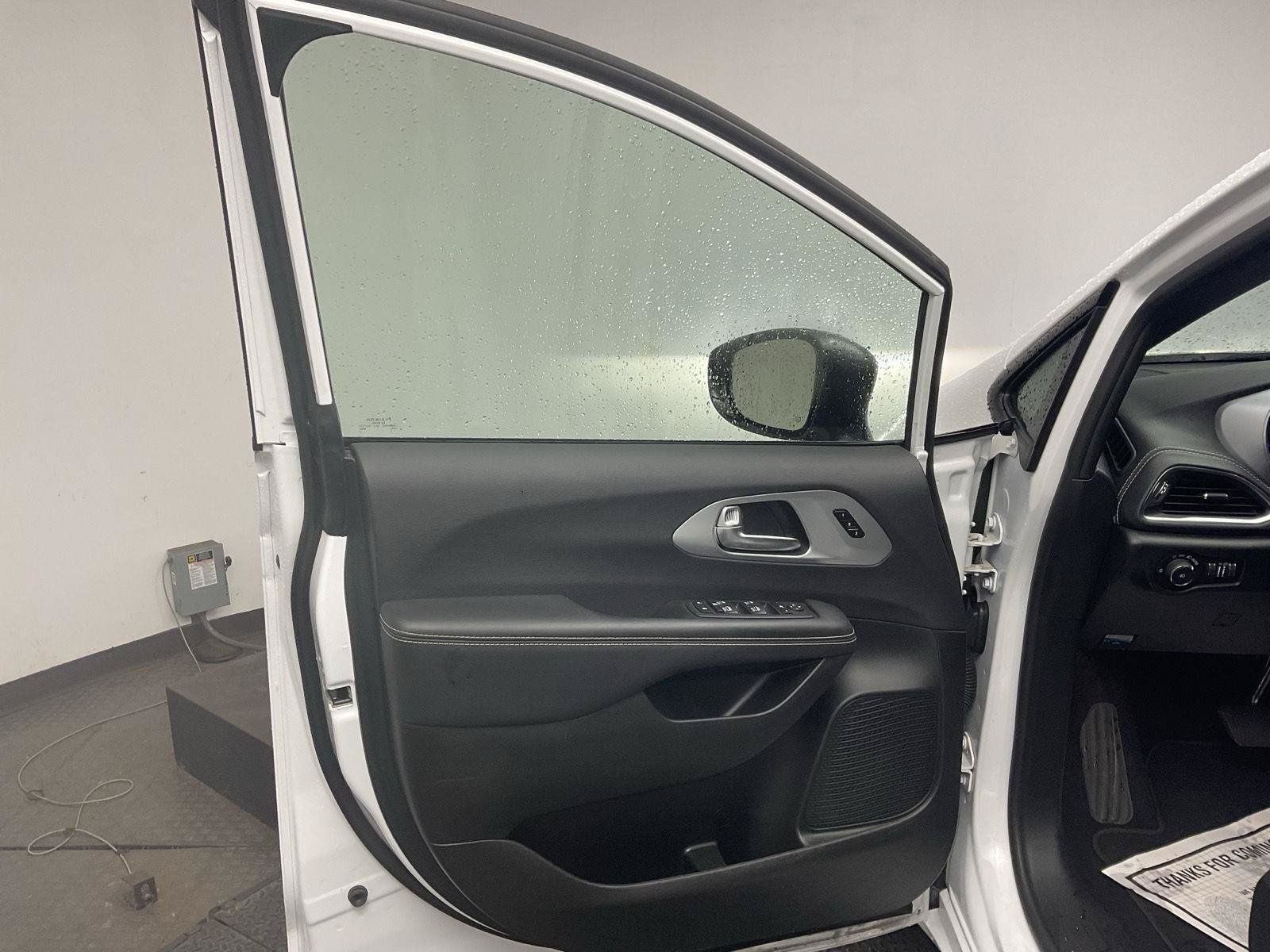 Used 2025 Chrysler Pacifica Limited FWD image 9