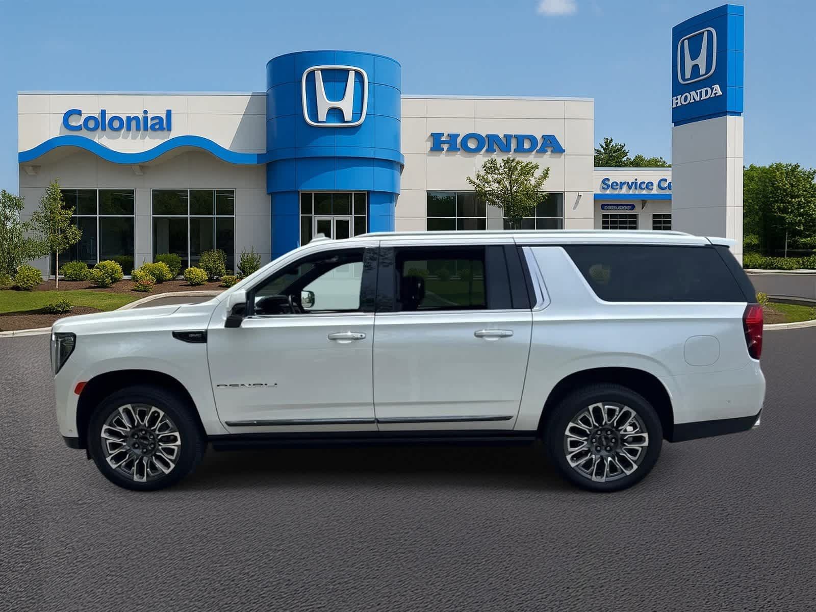 Used 2023 GMC Yukon XL Denali Ultimate AWD/4WD image 3
