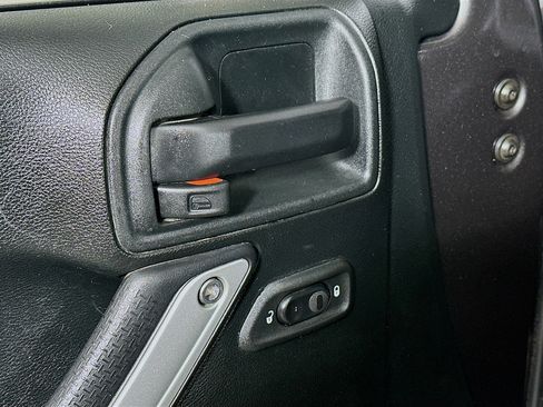 Used 2018 Jeep Wrangler Unlimited Sahara image 16