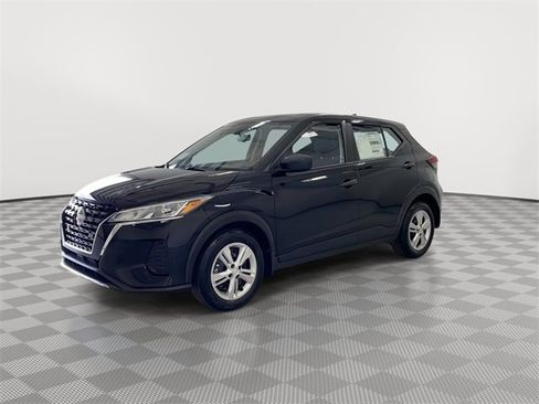 Certified 2025 Nissan Kicks Play S image 6