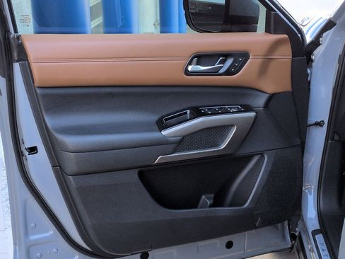 Used 2024 Nissan Pathfinder Platinum image 12