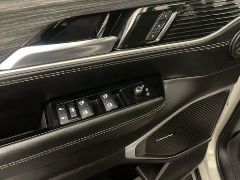 Used 2022 Jeep Wagoneer Series III w/ Rear Seat Entertainment Group AWD/4WD image 17