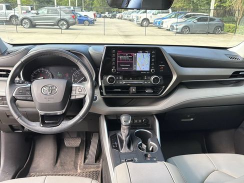 Used 2020 Toyota Highlander XLE FWD image 5