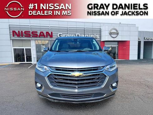 Used 2021 Chevrolet Traverse Premier FWD image 2